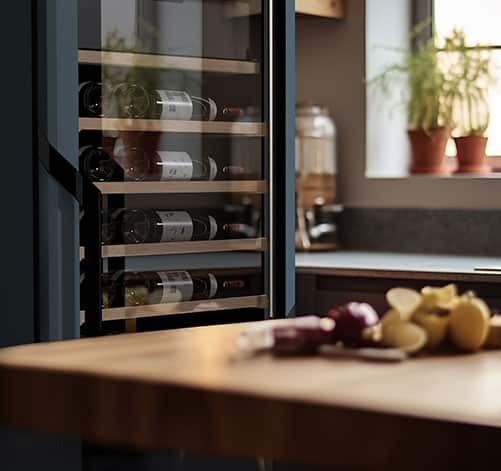 Une table en bois et une cave à vin noire vitrée avec 4 étagères.