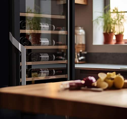 Une table en bois et une cave à vin noire vitrée avec 4 étagères.